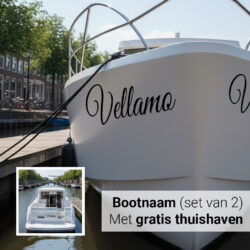 Bootnaam sticker, set van twee bootstickers en een gratis thuishaven. De luxe zwarte sticker op het voorbeeld zit strak op de boot geplakt.