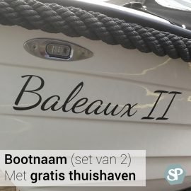 Bootnaam sticker, set van twee bootstickers bestellen. De zwarte sticker op het voorbeeld zit strak op de overnaads sloep.