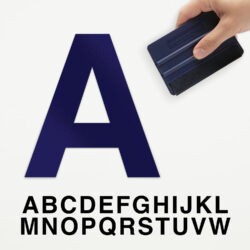 Een voorbeeld van onze losse plakletter in type strak. Het is de blauwe letter A, aangebracht door iemand die een rakel vast heeft.