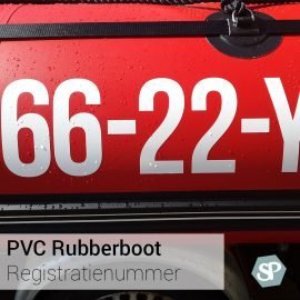 Rode rubberboot op trailer, het rubberboot registratienummer is net opgeplakt. Een mooi voorbeeld van rubberboot PVC bootstickers.
