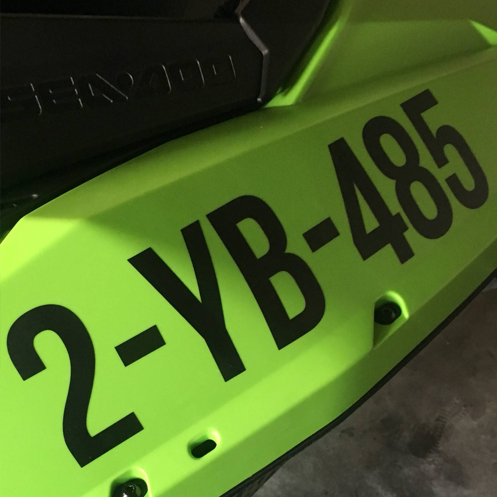 Een waterscooter registratienummer geplakt op een mooie fel groen / gele jetski.