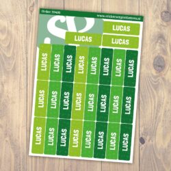 Velletje met 27 groene naamlabels op een houten achtergrond