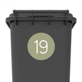 Een ronde sticker op de container in de kleur olijf groen met huisnummer