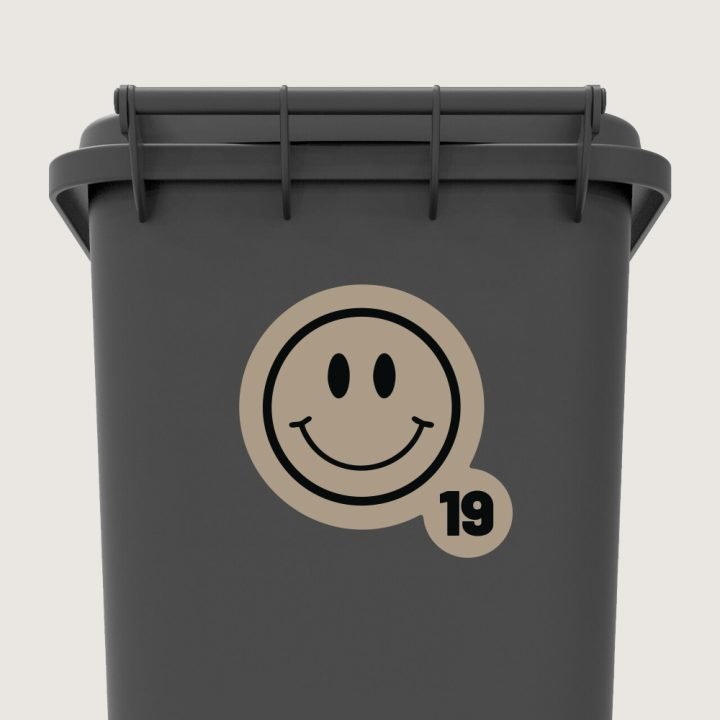 Container met daarop een vrolijke beige-zwarte smiley en je huisnummer