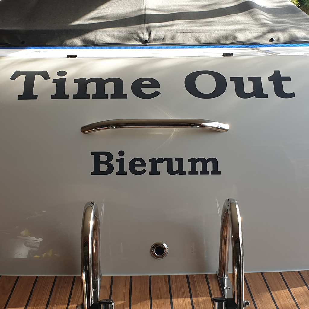 Stickers achter op boot