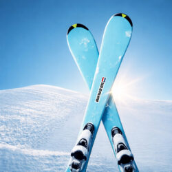 Naamlabels voor je ski's. Mooie turquoise ski's in de sneeuw op een zonnige dag.