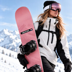 Naamlabel op een roze snowboard. Snowboard wordt vastgehouden door een vrouw op een zonnige dag tijdens de wintersport.