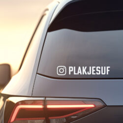 Auto bij ondergaande zon met achter op een stoere Instagram social sticker.