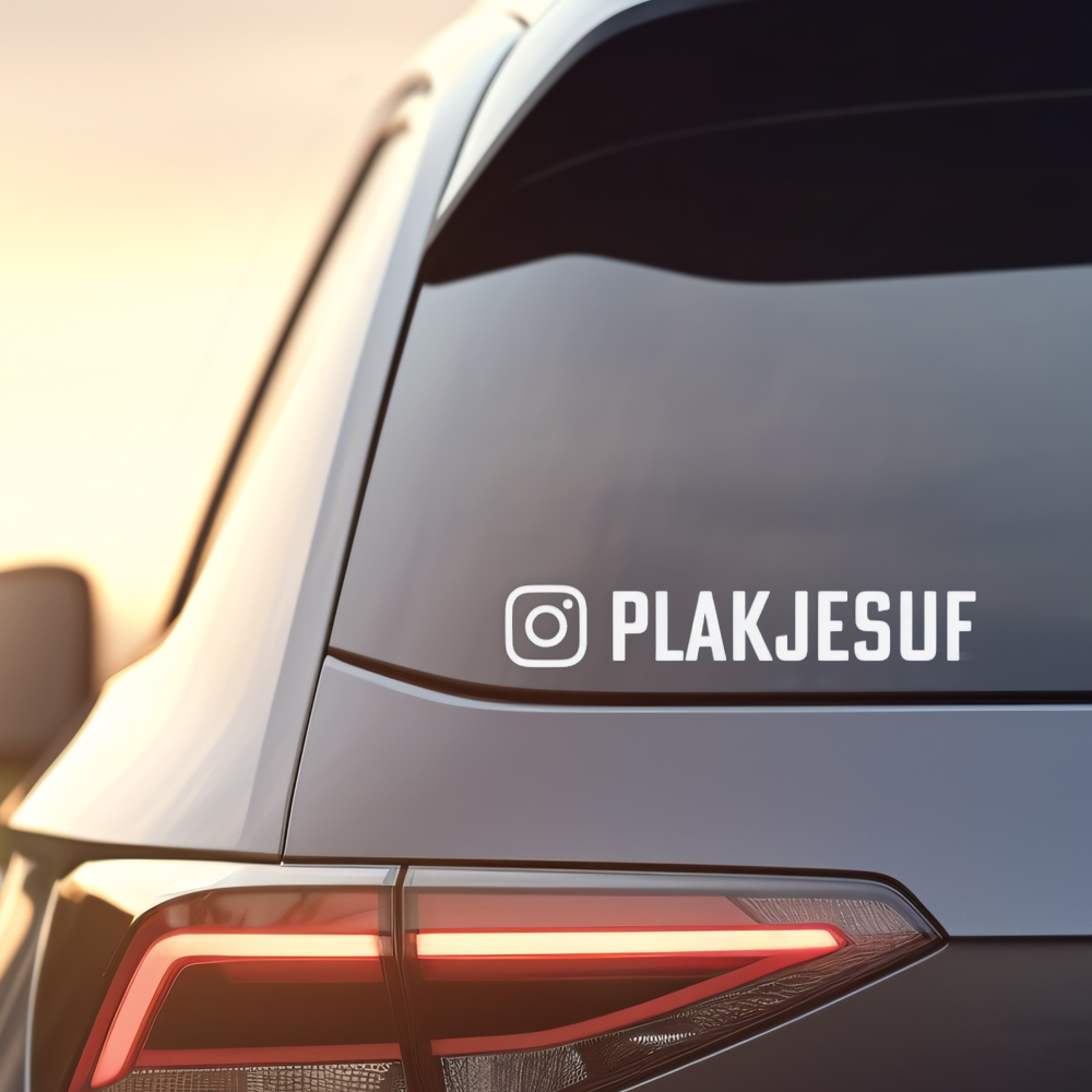 Social-Sticker-Instagram Auto bij ondergaande zon met achter op een stoere Instagram social sticker.