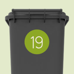 Een ronde sticker op de container in de kleur matcha met huisnummer